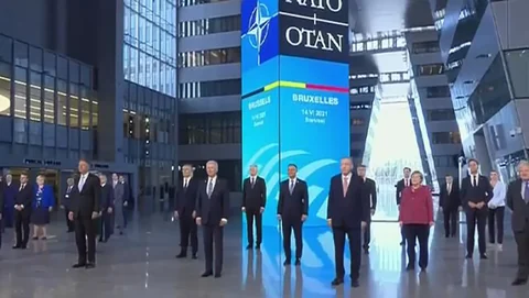 nato-zirvesi-nde-30-lider-aile-fotografi-cektirdi-14199536_1066_o