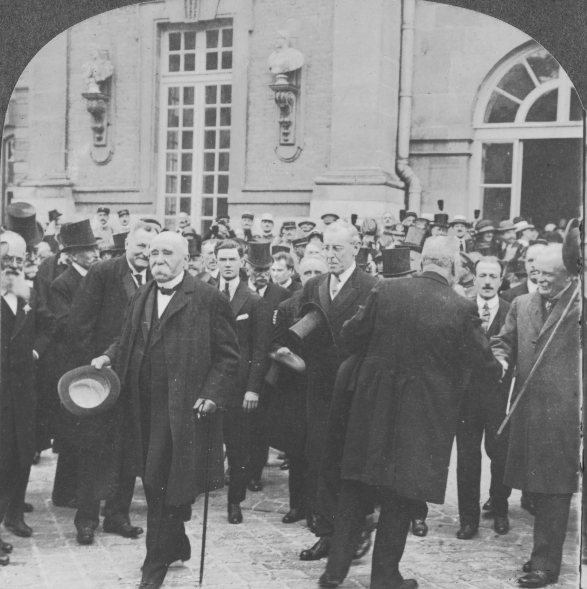 clemenceau-president-wilson-lloyd-george-signing-the-treaty-of-versailles-28-june-1919-nb