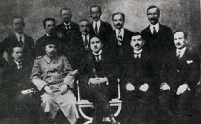 ?ükrü Mehmed Sekban, Oturanlardan sa?dan 3.