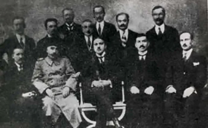 ?ükrü Mehmed Sekban, Oturanlardan sa?dan 3.