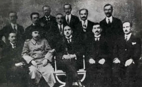?ükrü Mehmed Sekban, Oturanlardan sa?dan 3.