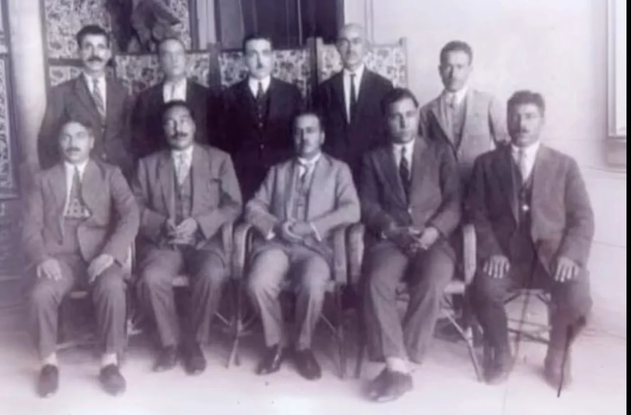 Bir Hoybun toplant?s?ndan önde oturanlardan sa?dan 3ci ki?i ?ükrü Mehmed Sekban
