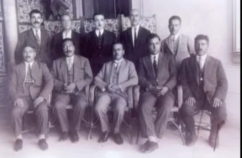 Bir Hoybun toplant?s?ndan önde oturanlardan sa?dan 3ci ki?i ?ükrü Mehmed Sekban