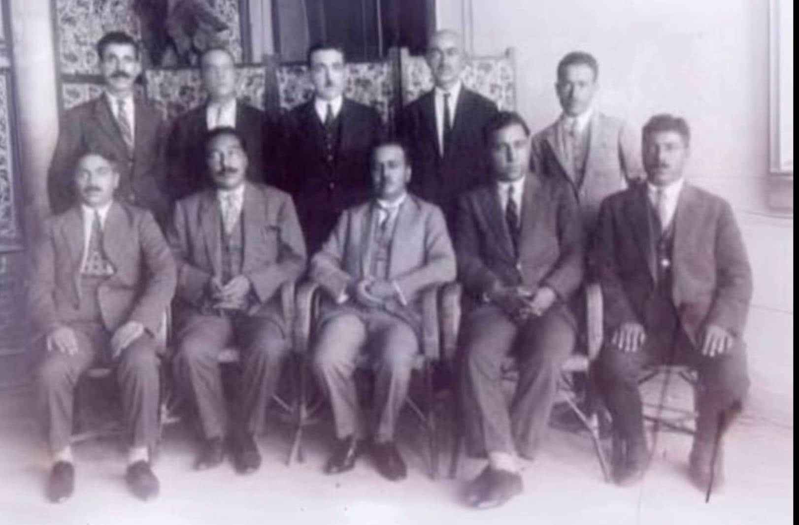 Bir Hoybun toplant?s?ndan önde oturanlardan sa?dan 3ci ki?i ?ükrü Mehmed Sekban