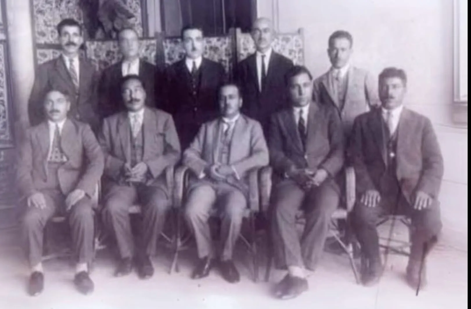 Bir Hoybun toplant?s?ndan önde oturanlardan sa?dan 3ci ki?i ?ükrü Mehmed Sekban