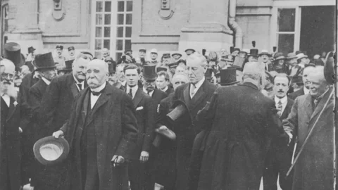 clemenceau-president-wilson-lloyd-george-signing-the-treaty-of-versailles-28-june-1919-nb