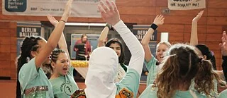 Tîma futbolê di Winners de bi kêfxweşî destên xwe radike